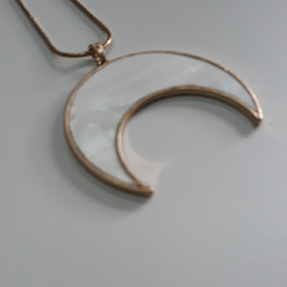 Jewelry - AbaloneCrescent Moon Pendant Necklace